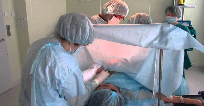 Sản phụ sinh xong đòi đi vệ sinh, BS vội đưa đi cấp cứu vì băng huyết
