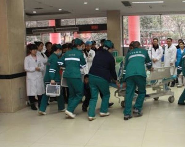 Sản phụ sinh xong đòi đi vệ sinh, BS vội đưa đi cấp cứu vì băng huyết