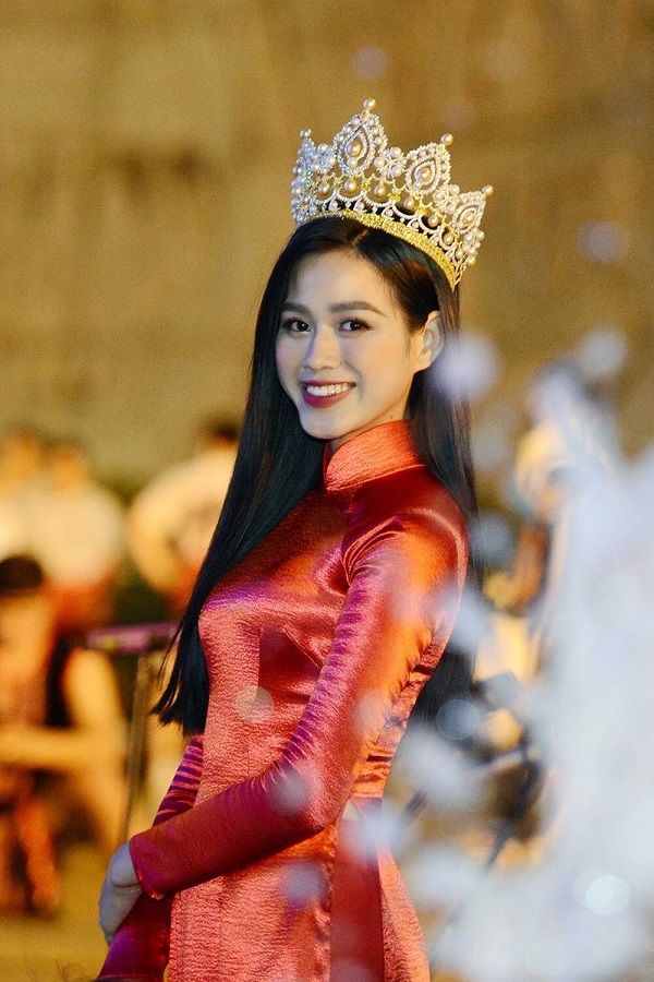 Hari Won đụng hàng áo dài đỏ với Đỗ Thị Hà