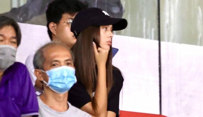 Được bạn gái Tây ra sân cổ vũ, Bùi Tiến Dũng vẫn để thủng lưới