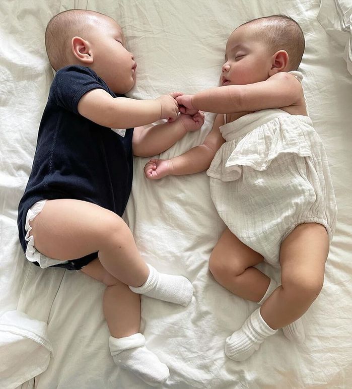 Hai con sinh đôi của Hồ Ngọc Hà ngủ vẫn nắm chặt tay nhau