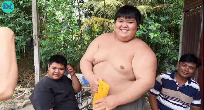 Hậu Giang: Chàng trai nặng 214kg có khả năng tự nổi trên mặt nước