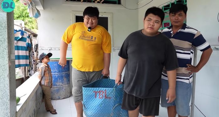 Hậu Giang: Chàng trai nặng 214kg có khả năng tự nổi trên mặt nước