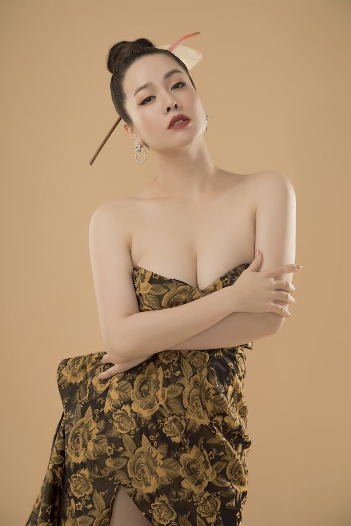 Hậu phủ nhận được TiTi cầu hôn, Nhật Kim Anh khoe vòng 1 ngộp thở