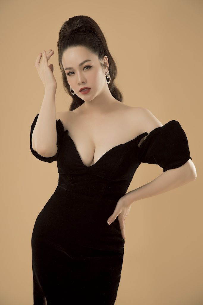 Hậu phủ nhận được TiTi cầu hôn, Nhật Kim Anh khoe vòng 1 ngộp thở