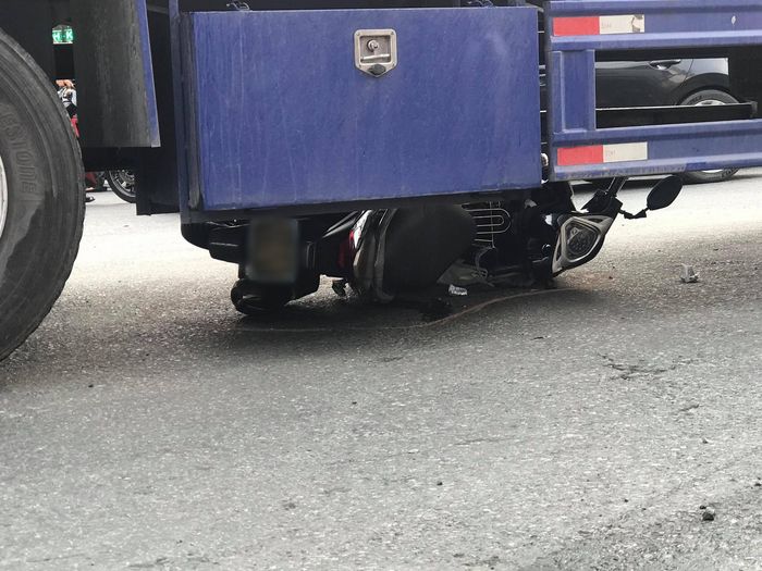 Thủ Đức: Nữ sinh bị xe container cuốn vào gầm may mắn chấn thương nhẹ