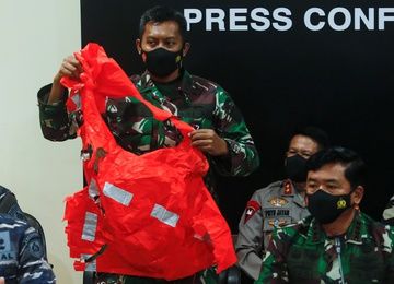 Tàu ngầm Indonesia mất tích: Vỡ làm ba phần, 53 thủy thủ thiệt mạng