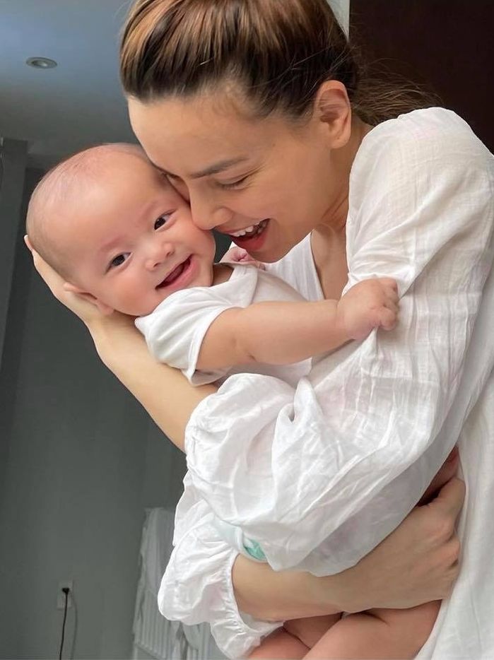 Hồ Ngọc Hà hiếm hoi khoe ảnh con gái lúc mới chào đời