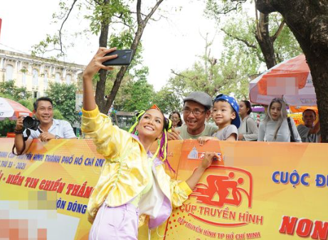 Hoa hậu H'Hen Niê tự làm tóc, make up trong chặng đua tại Huế