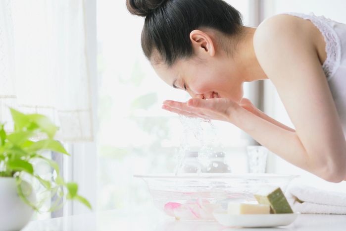 6 mẹo rửa mặt giúp da sạch mịn, trắng hồng của phụ nữ Nhật