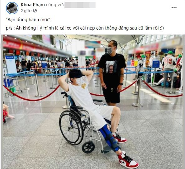 Karik đi xe lăn sau sự cố ngã sân khấu, Binz liền bình luận gây chú ý