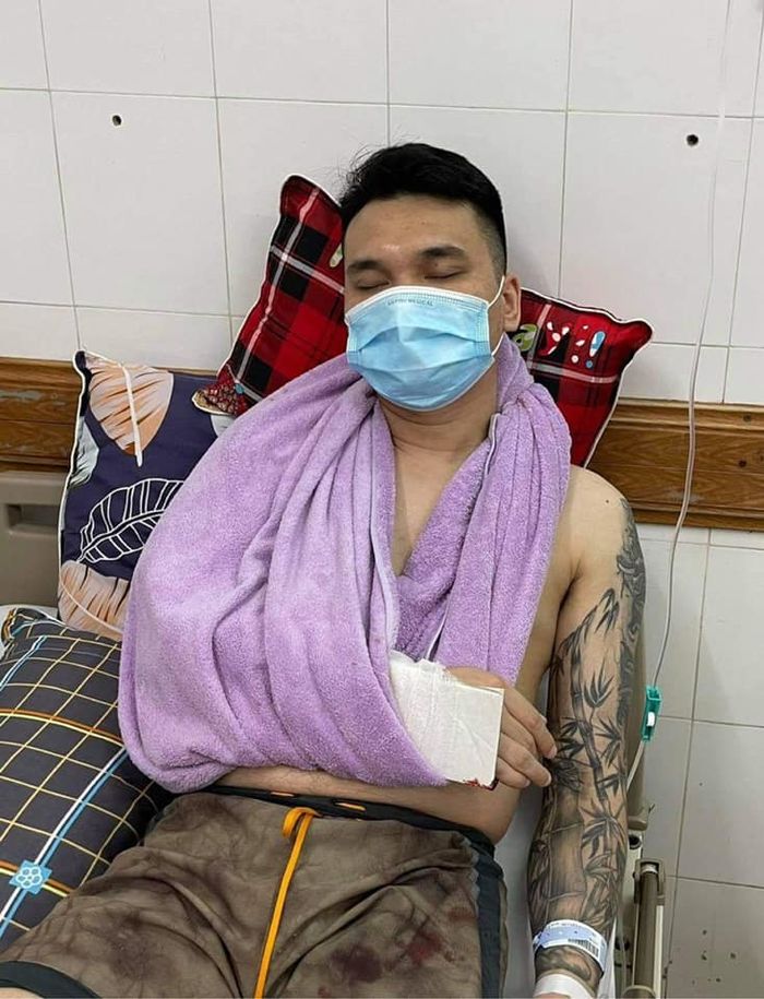 Khắc Việt gãy tay hủy show hàng loạt
