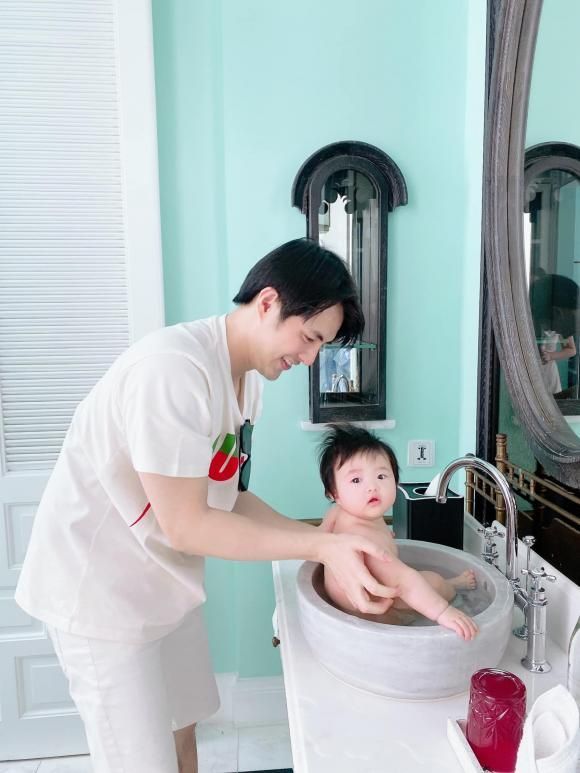 Khoảnh khắc chăm con bá đạo của sao nam Việt