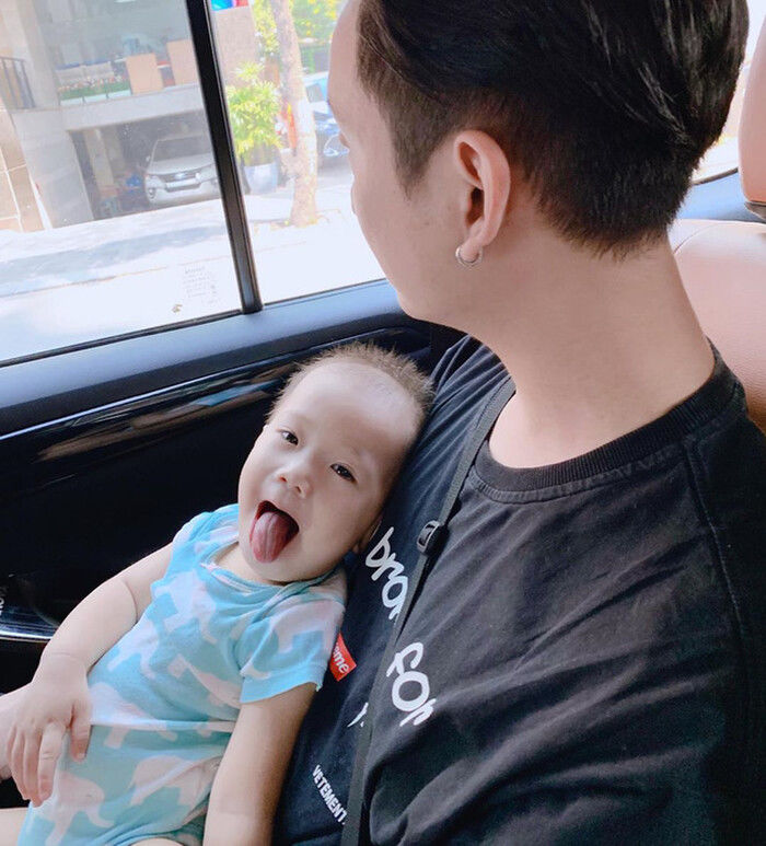 Khoảnh khắc chăm con bá đạo của sao nam Việt