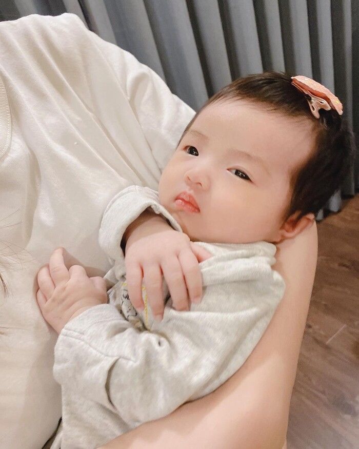 Khoảnh khắc chăm con bá đạo của sao nam Việt