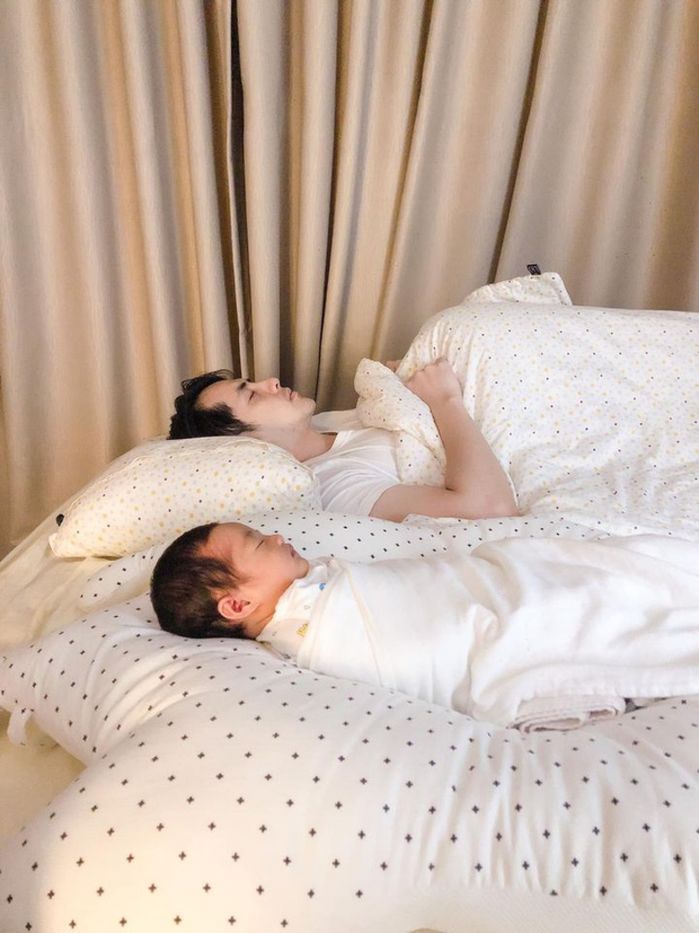 Khoảnh khắc chăm con bá đạo của sao nam Việt