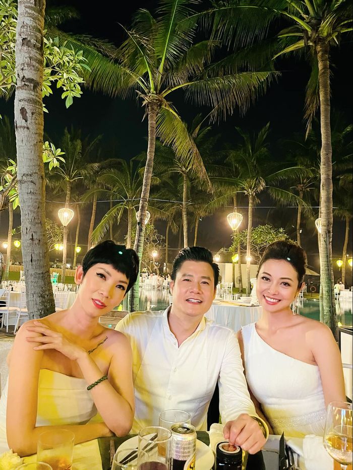 Không chỉ hội ngộ, Quang Dũng và 2 tình cũ còn tiệc tùng thâu đêm