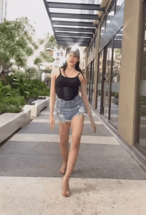 Lương Mỹ Kỳ catwalk thần sầu... dưới mương
