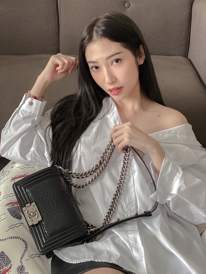 Khổng Tú Quỳnh khoe nhan sắc vạn người mê nhưng vòng 1 cứ sai sai