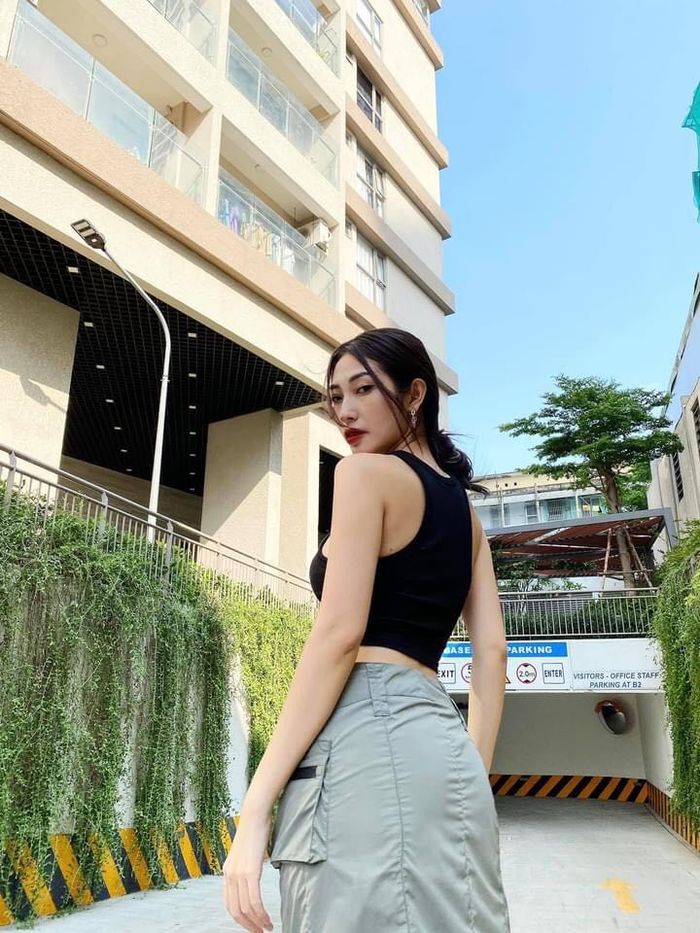 Khổng Tú Quỳnh khoe nhan sắc vạn người mê nhưng vòng 1 cứ sai sai