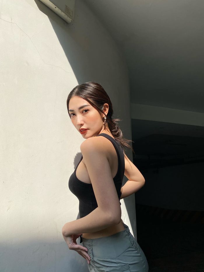 Khổng Tú Quỳnh khoe nhan sắc vạn người mê nhưng vòng 1 cứ sai sai