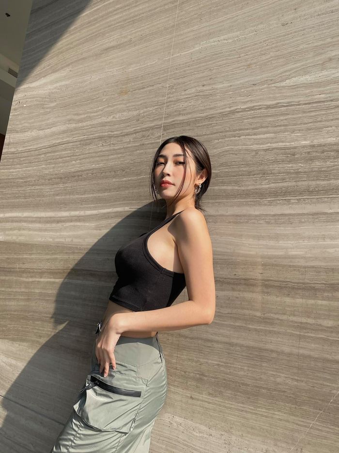 Khổng Tú Quỳnh khoe nhan sắc vạn người mê nhưng vòng 1 cứ sai sai
