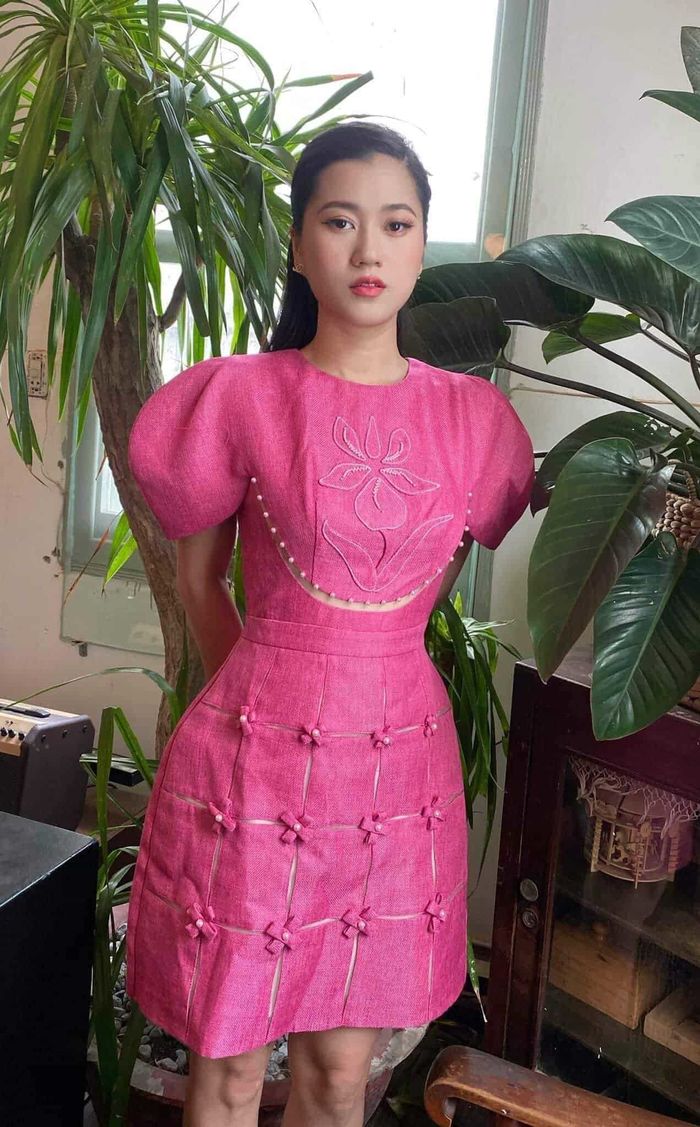 Lâm Vỹ Dạ được khen khi phối đồ với sắc hồng