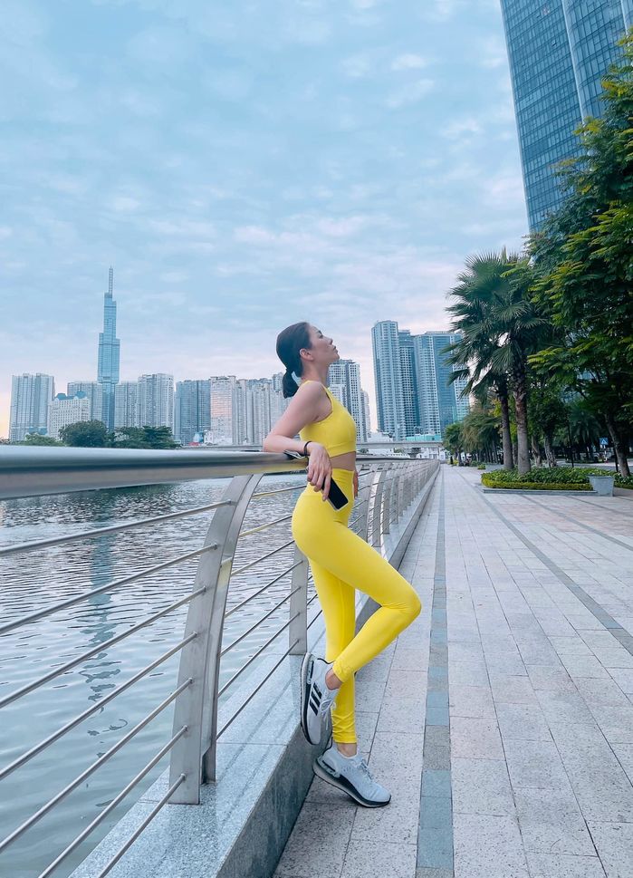 Lệ Quyên khoe vòng 2 thon gọn, vòng 3 căng đét đáp trả nghi vấn có bầu