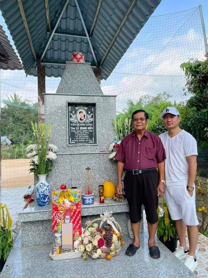 Nụ cười hiếm hoi của Linh Lan đúng 100 ngày mất của Vân Quang Long