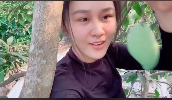 Nụ cười hiếm hoi của Linh Lan đúng 100 ngày mất của Vân Quang Long
