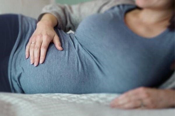 Lý do bà bầu thường than khó ngủ: Đau lưng, chuột rút khổ lắm chứ đùa