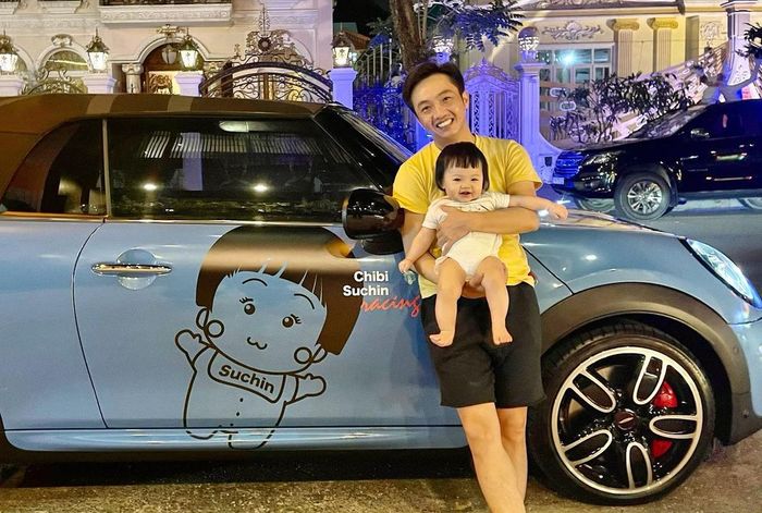 Mẹ con Đàm Thu Trang cùng sở hữu túi hiệu, siêu xe bạc tỷ