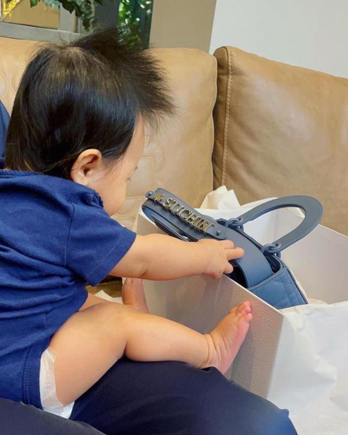 Mẹ con Đàm Thu Trang cùng sở hữu túi hiệu, siêu xe bạc tỷ