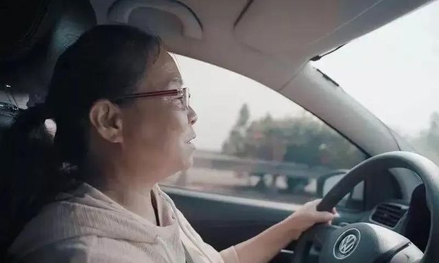 Mệt mỏi vì cả đời chỉ ở nhà, người phụ nữ U60 rong ruổi đường trường