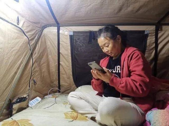 Mệt mỏi vì cả đời chỉ ở nhà, người phụ nữ U60 rong ruổi đường trường