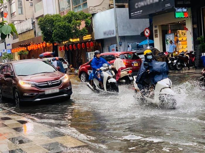 Mưa đầu mùa, nhiều nơi ở Sài Gòn đã bị ngập