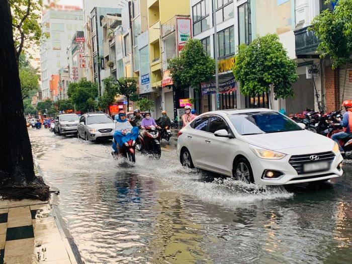 Mưa đầu mùa, nhiều nơi ở Sài Gòn đã bị ngập