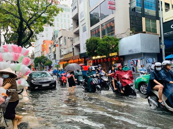 Mưa đầu mùa, nhiều nơi ở Sài Gòn đã bị ngập