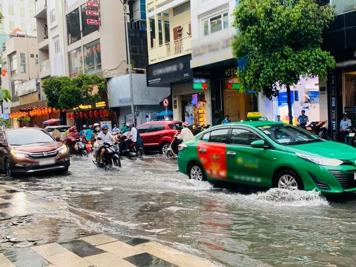 Mưa đầu mùa, nhiều nơi ở Sài Gòn đã bị ngập