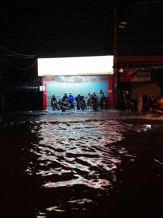 Mưa đầu mùa, nhiều nơi ở Sài Gòn đã bị ngập