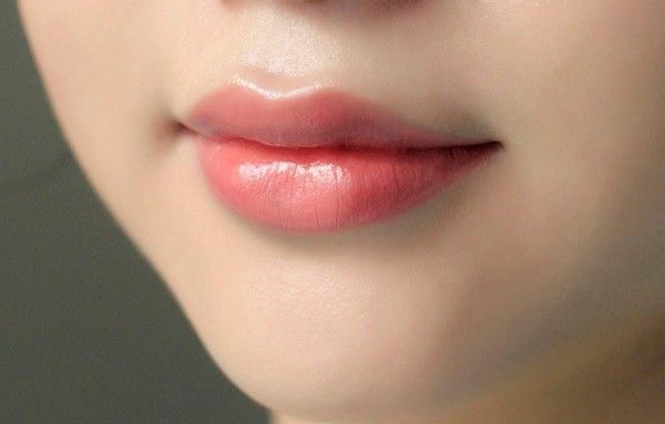Mua son giá 5.000 trên mạng, thiếu nữ 15 tuổi sưng vù đôi môi
