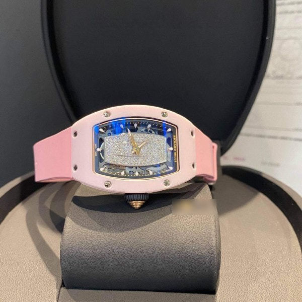 Ai cuồng BLACKPINK hơn Ngọc Trinh: Sắm siêu xe 30 tỷ, mua đồng hồ 6 tỷ