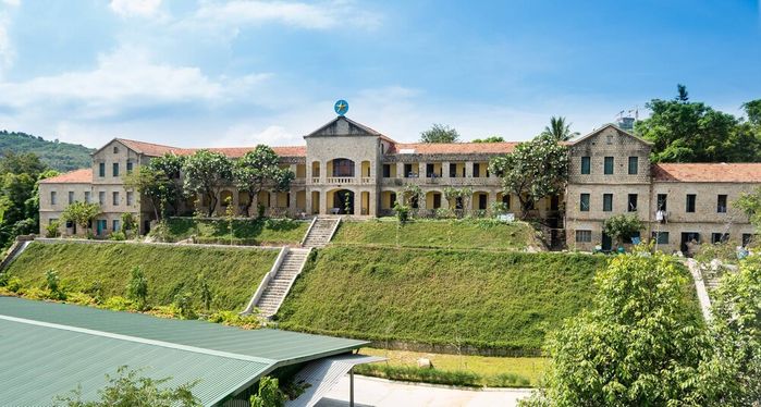 Ngôi trường thuộc top có khuôn viên đẹp nhất VN với views biển xịn sò