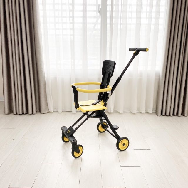 Người lớn lơ là để xe đẩy lật, bé trai đập mặt xuống đất, khâu 3 mũi