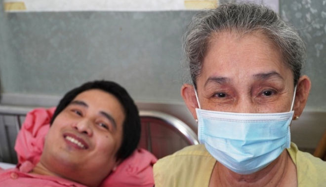 Người mẹ ngủ dưới giường con trai 11 năm ở bệnh viện