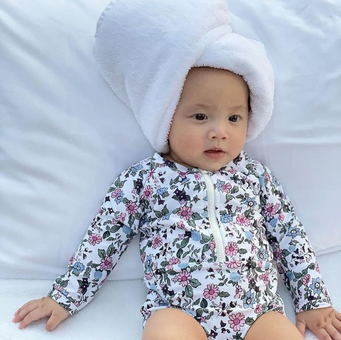 Nhóc tì nhà sao lên đồ đi bơi cực sành điệu