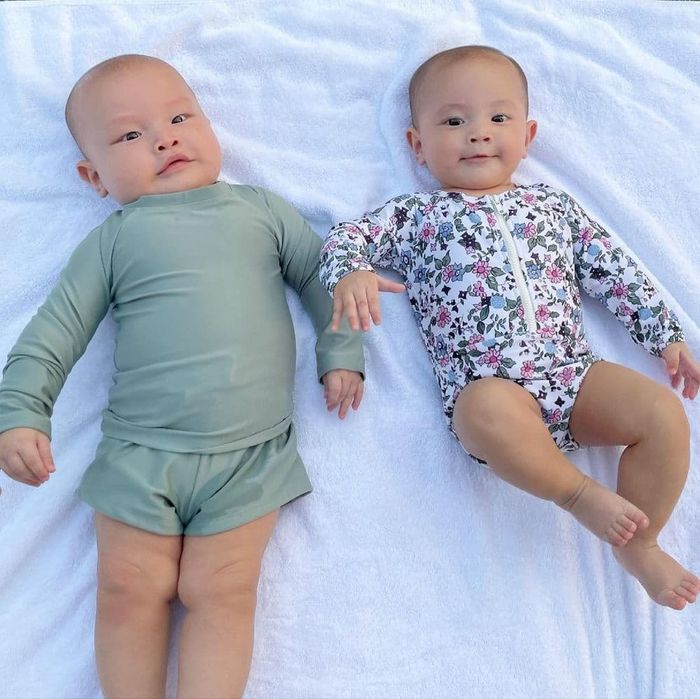 Nhóc tì nhà sao lên đồ đi bơi cực sành điệu