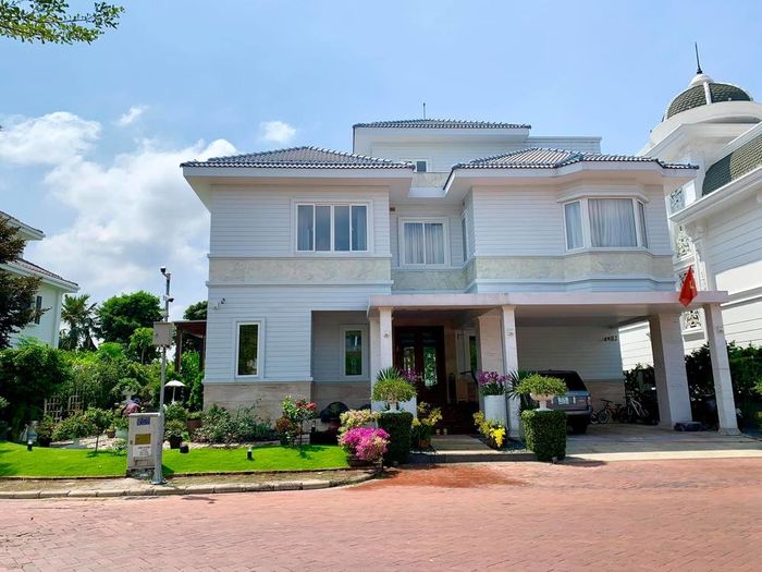 Những biệt thự xa hoa của sao Việt