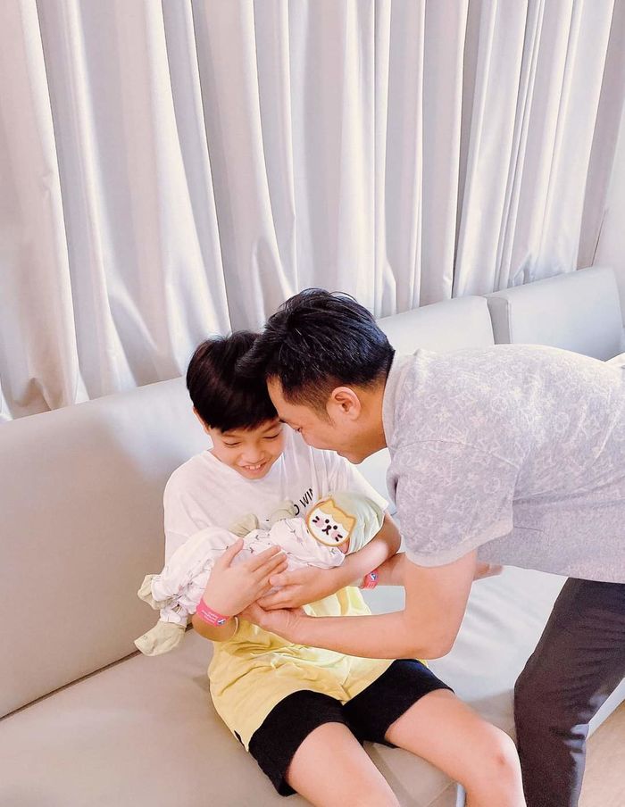 Những khoảnh khắc chăm 3 em của Subeo