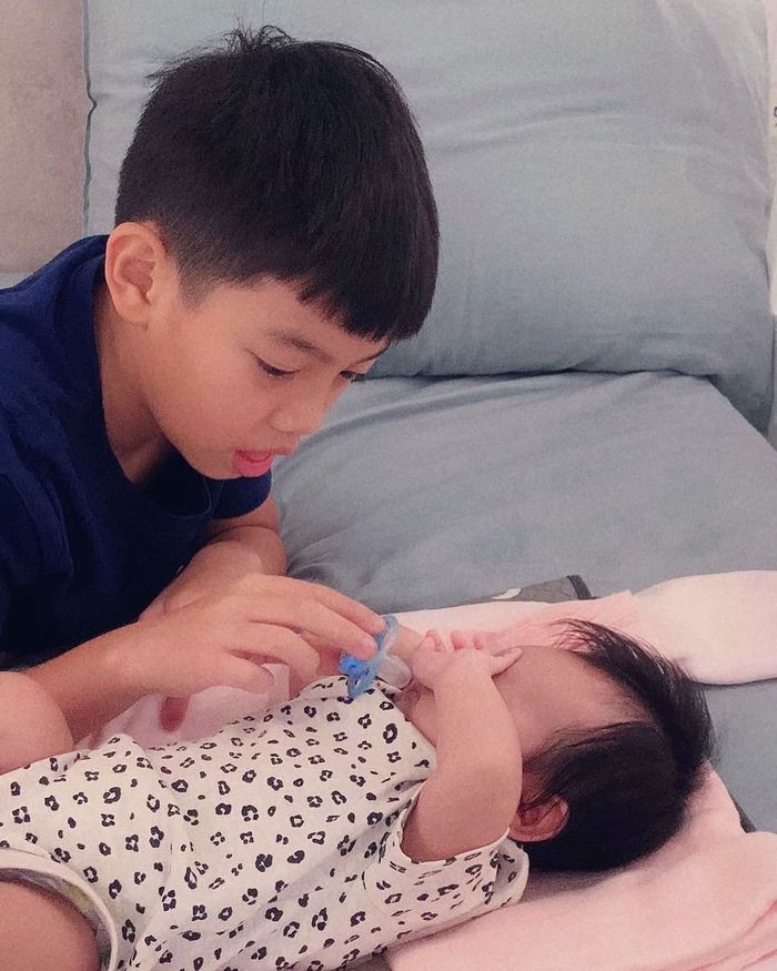 Những khoảnh khắc chăm 3 em của Subeo